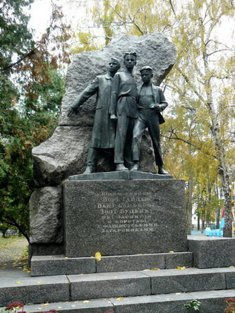 м. Лубни, Юним героям - Борі Гайдаю, Вані Сацькому, Толі Буценку